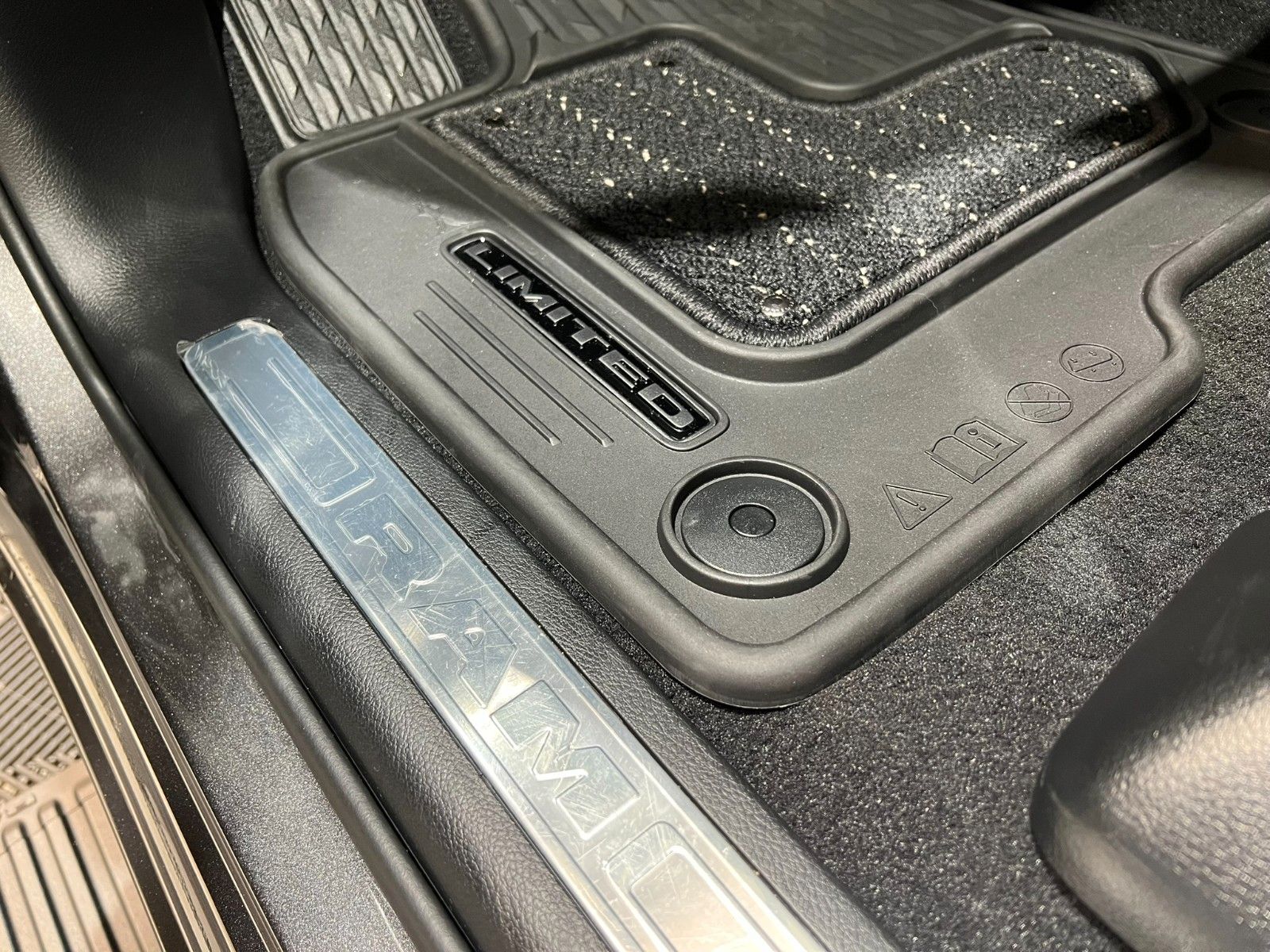 Fahrzeugabbildung Dodge RAM 1500 Limited Night  5,7L V8 HEMI / MFT