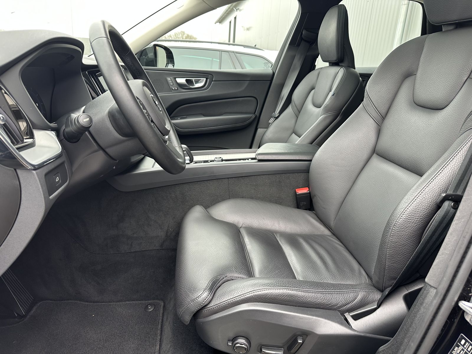 Fahrzeugabbildung Volvo XC60 B4 AWD Plus Dark NAV+LED+ACC+AHK+PANO+VCOCK