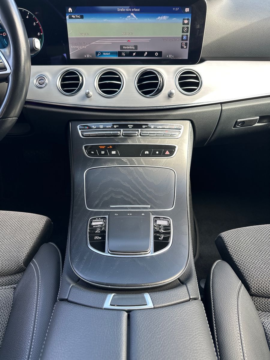 Fahrzeugabbildung Mercedes-Benz E 300 de T Avantgarde NAV+LED+PANO+ACC+18ZOLL