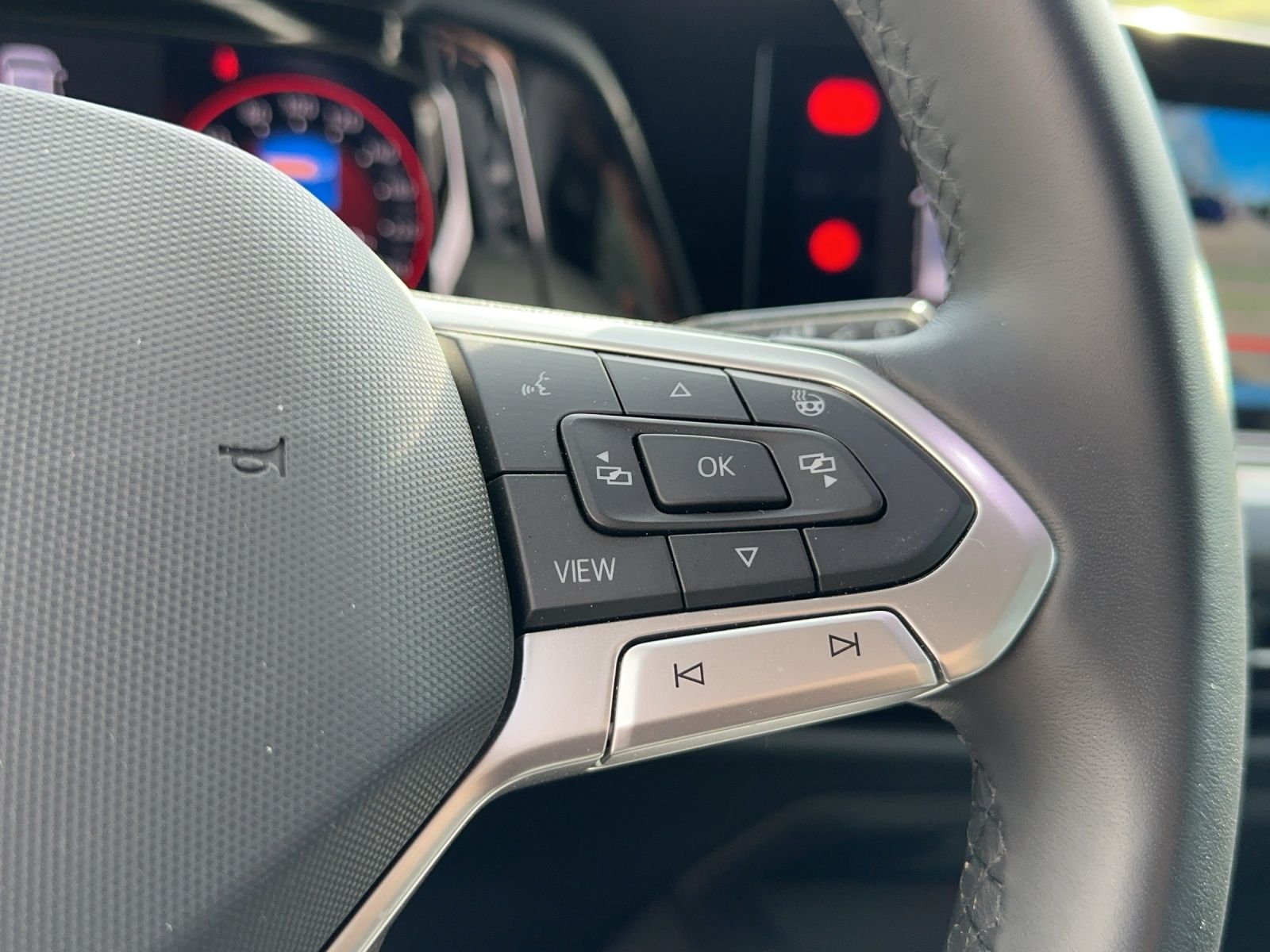 Fahrzeugabbildung Volkswagen Golf VIII Variant eTSI Active DSG DSG NAVI LED A