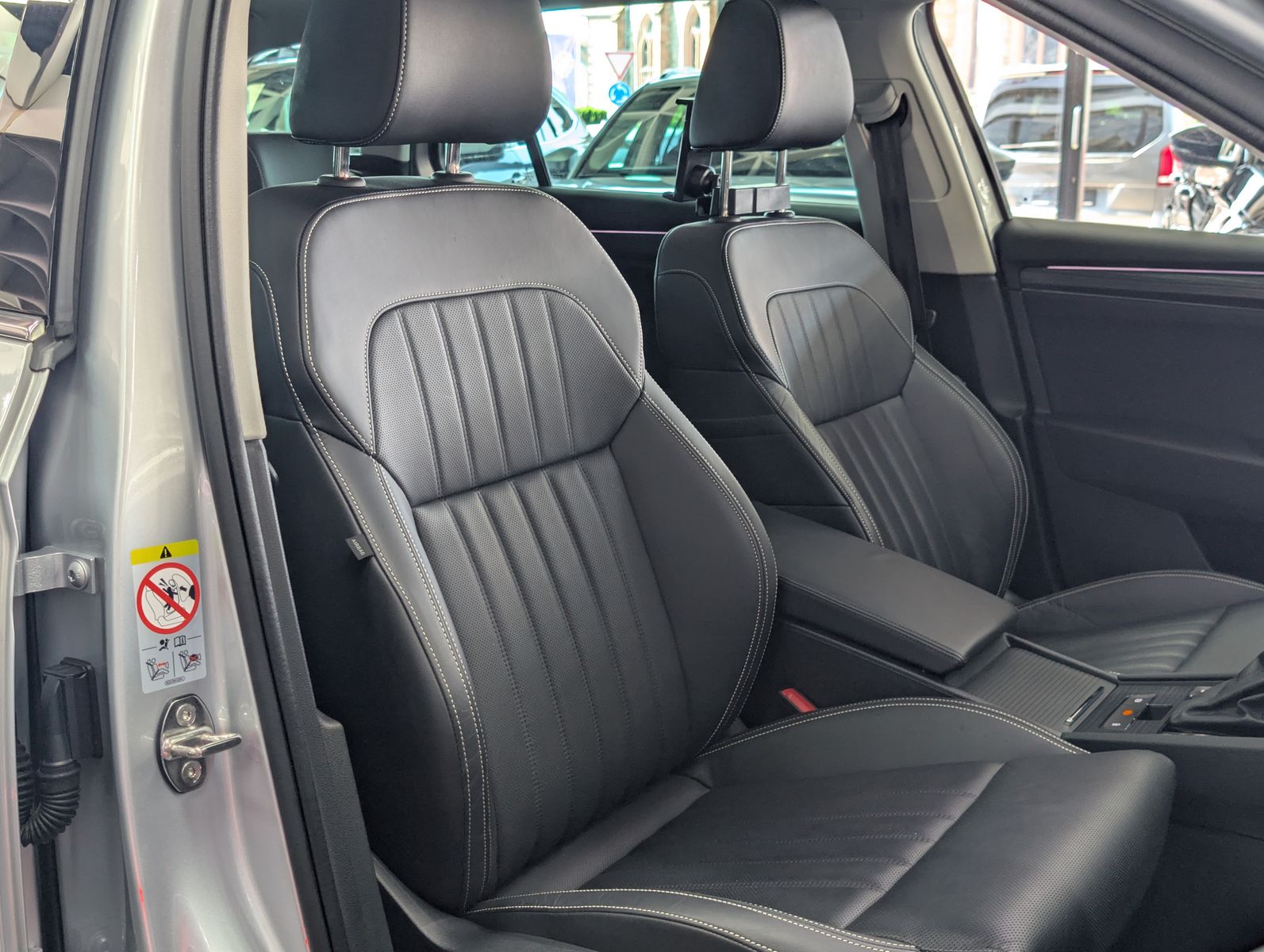 Fahrzeugabbildung SKODA Superb Premium 2.0 TDI PANO LEDER MASSAGE SOUND