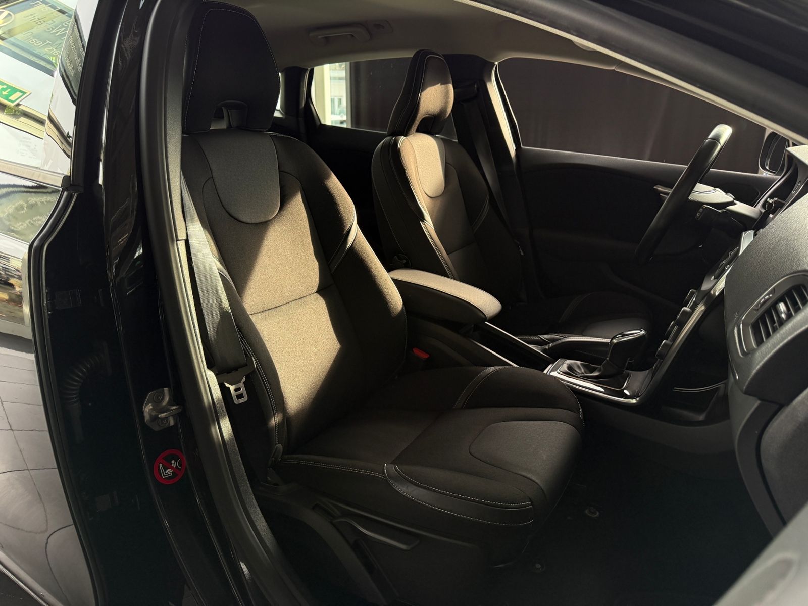 Fahrzeugabbildung Volvo V40 T3 Momentum RFK LED NAVI