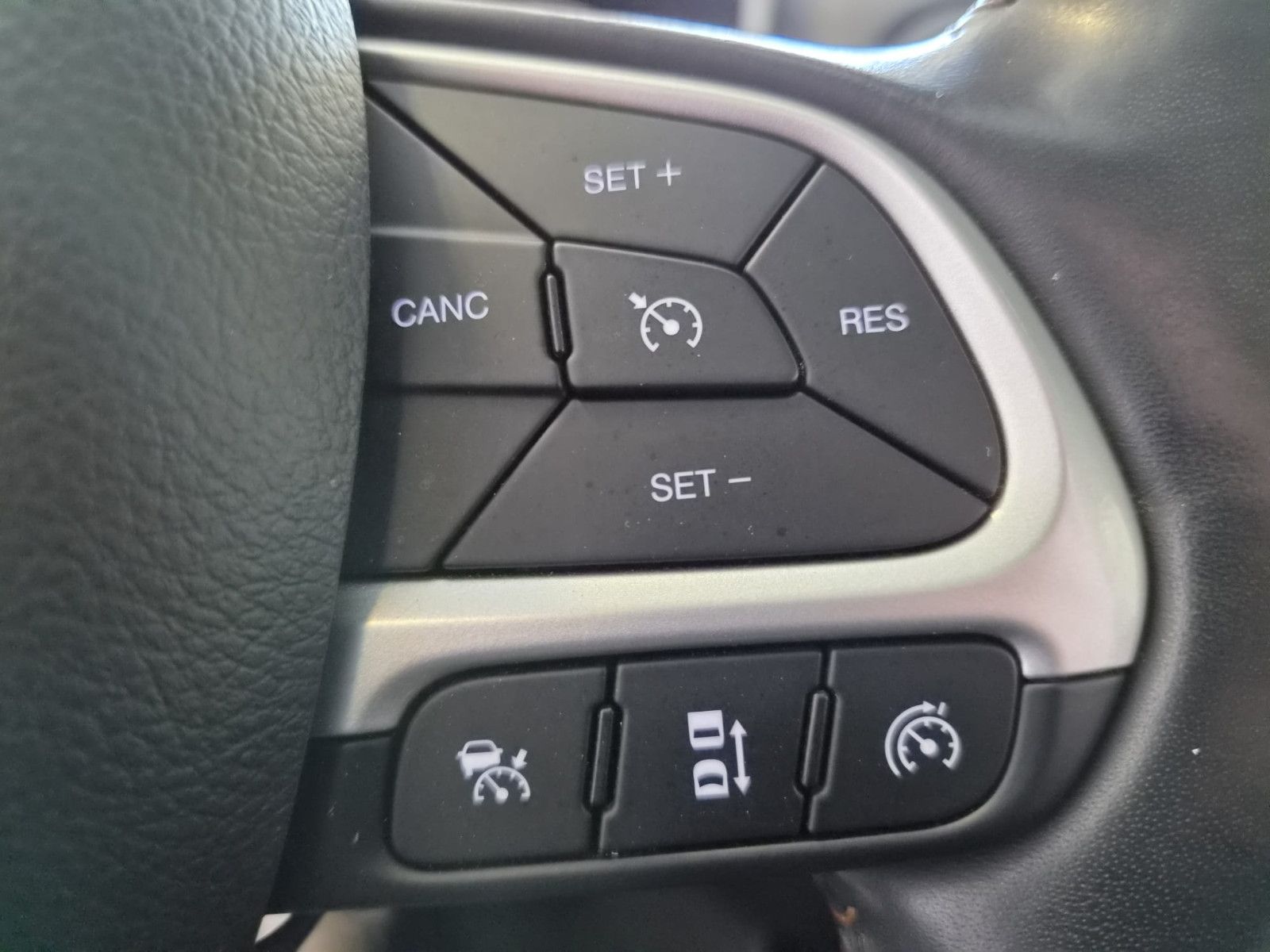 Fahrzeugabbildung Jeep Compass Limited 4WD / LED / NAVI / LEDER