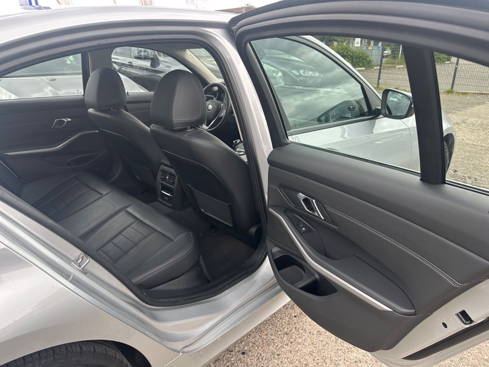 BMW 318 d Advantage/Leder/Navi/Kamera/LED/1Hand foto 16