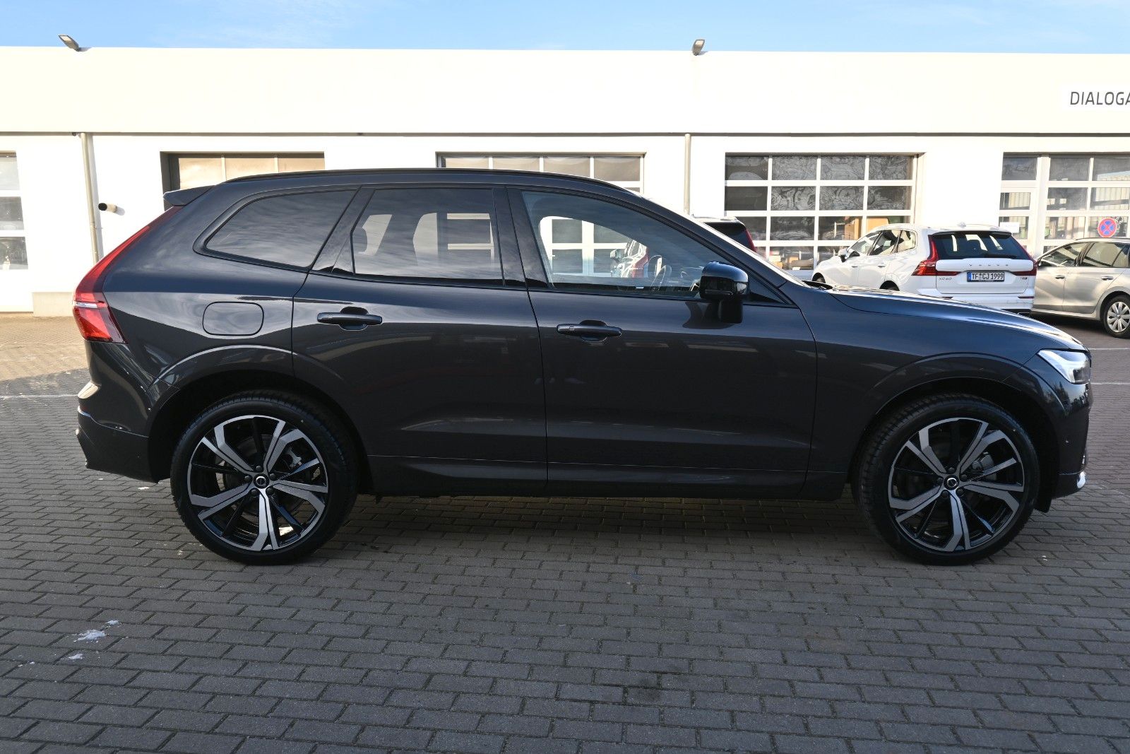 Fahrzeugabbildung Volvo XC60 B5 AWD Ultra Dark*LUFT*360°*ACC*B&W*AHK