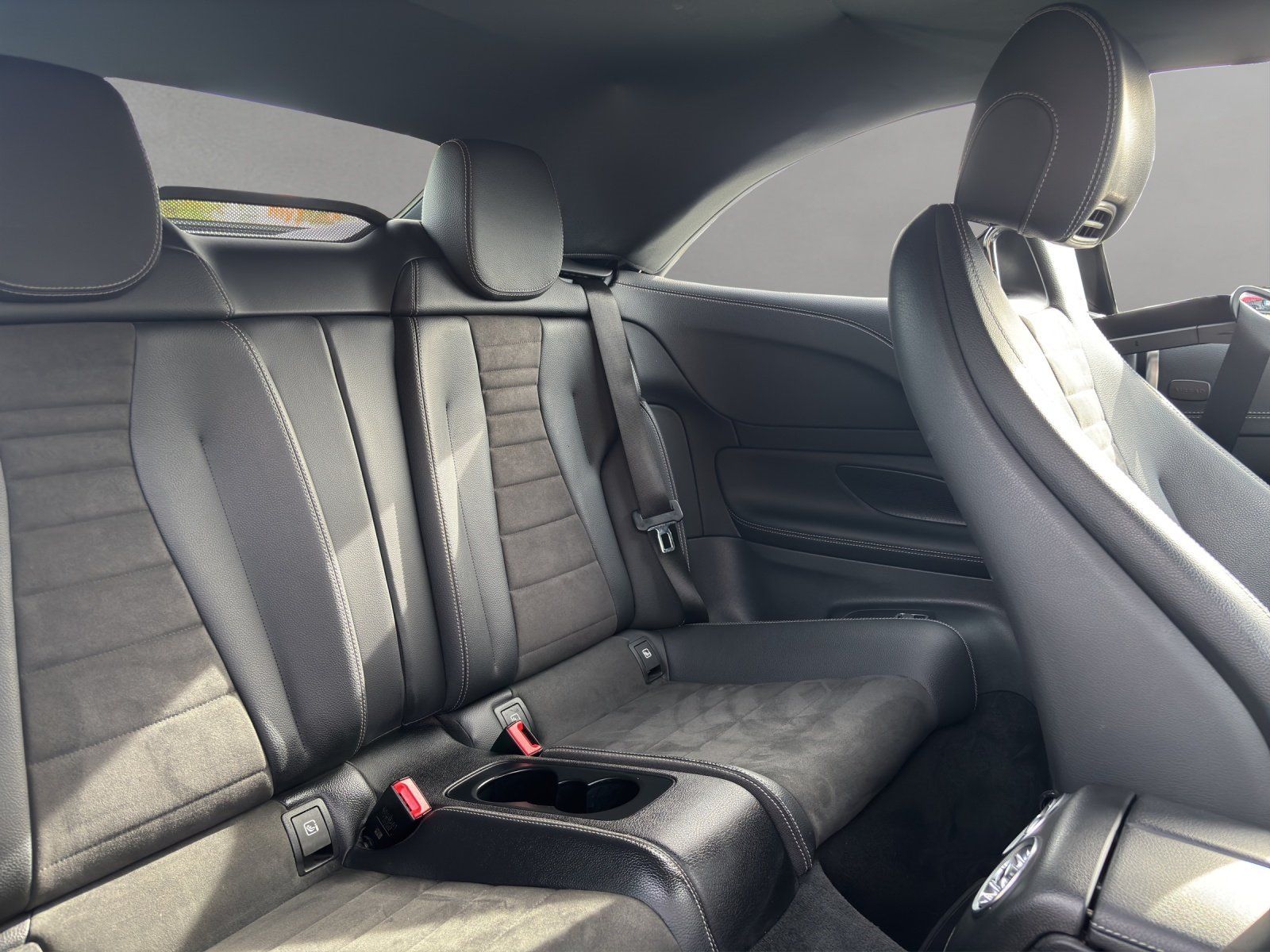 Fahrzeugabbildung Mercedes-Benz E200 Cab AMG HughEndMBUX Business AIRSCARF Totwi