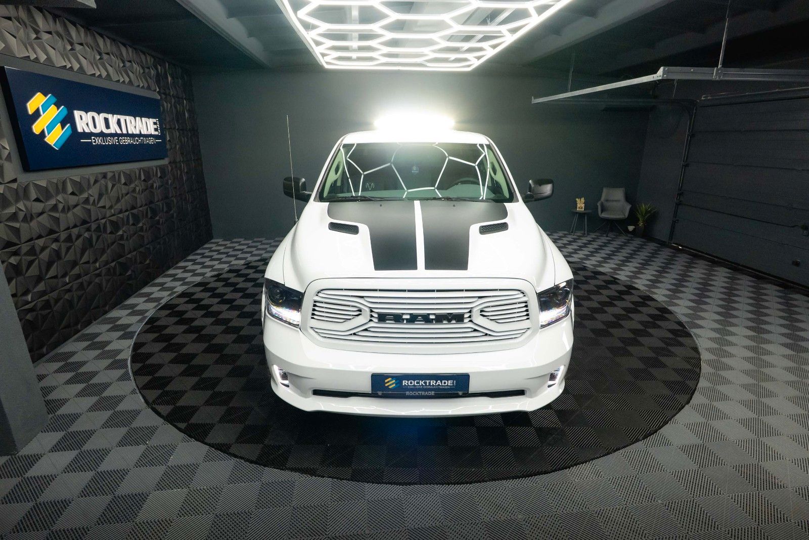 Fahrzeugabbildung Dodge RAM 5.7 V8 HEMI 4x4 OFFROAD Night-Paket *LED*19%