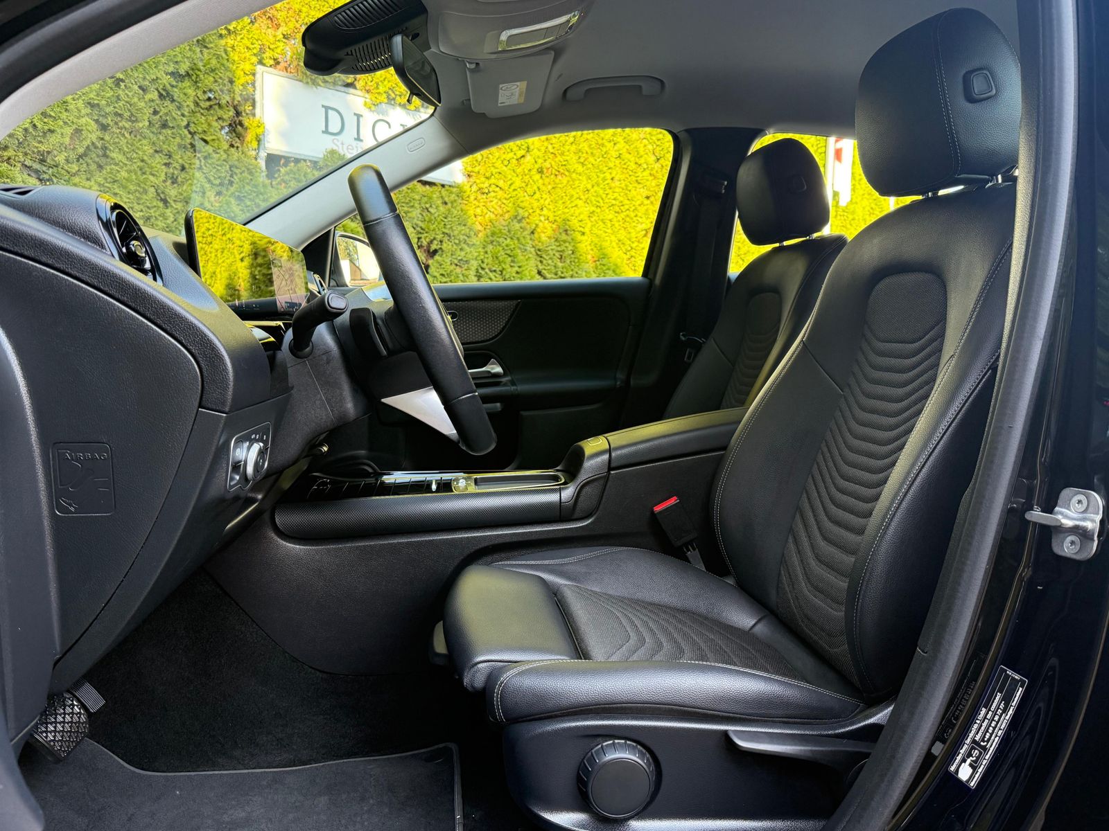 Fahrzeugabbildung Mercedes-Benz GLA 180 7G LED+MBUX+VIRT+SHZ+KAM+PARK+T-LEDER+