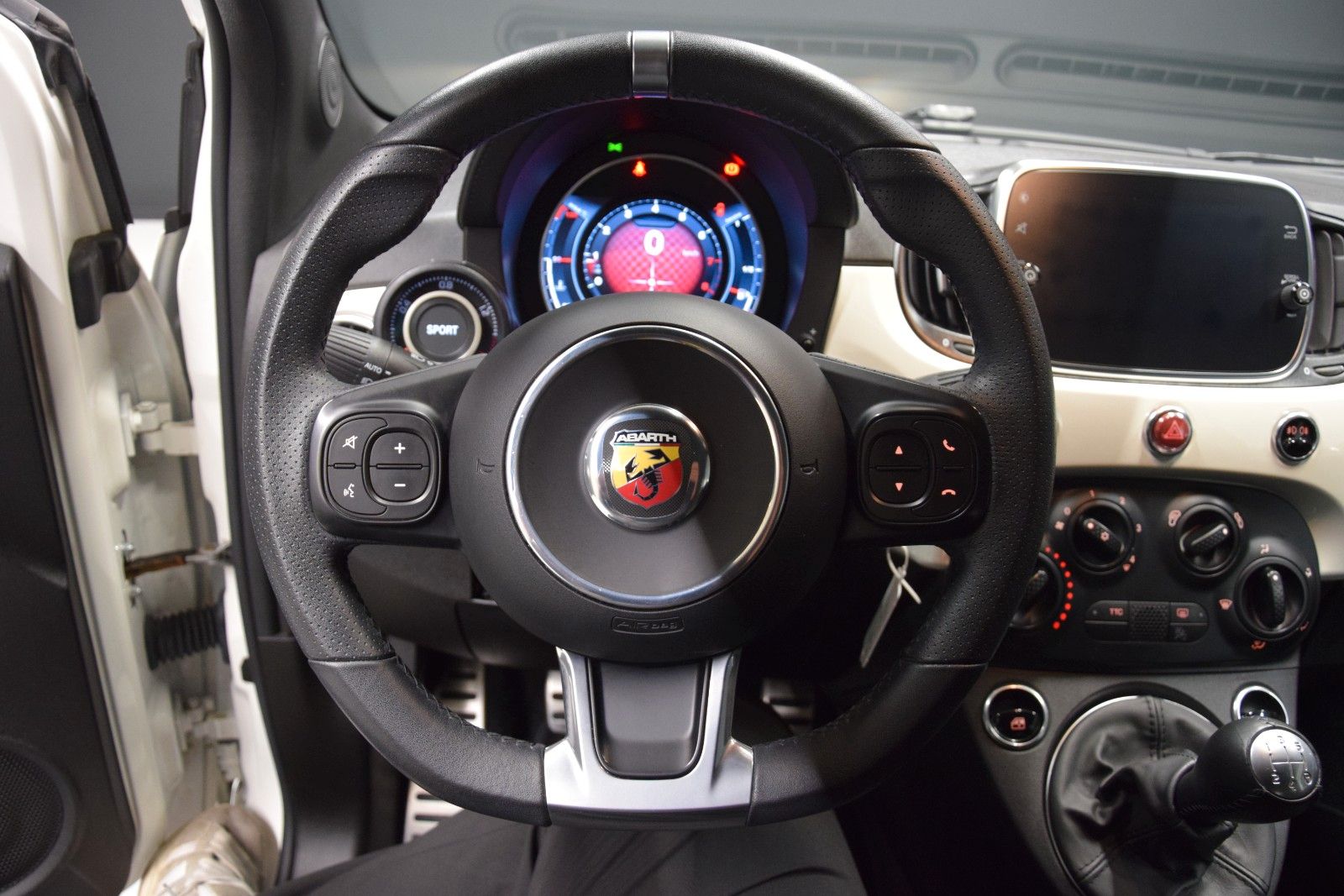 Fahrzeugabbildung Abarth 595C LED PDC CarPlay Android Auto PDC Faltdach