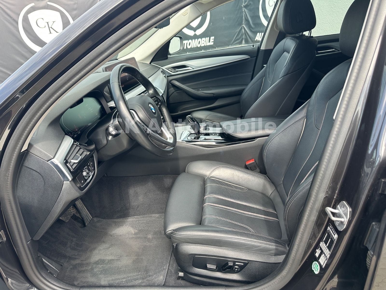 Fahrzeugabbildung BMW 520d Touring/Navi/Leder/Head-Up/Kamera/LED/ACC