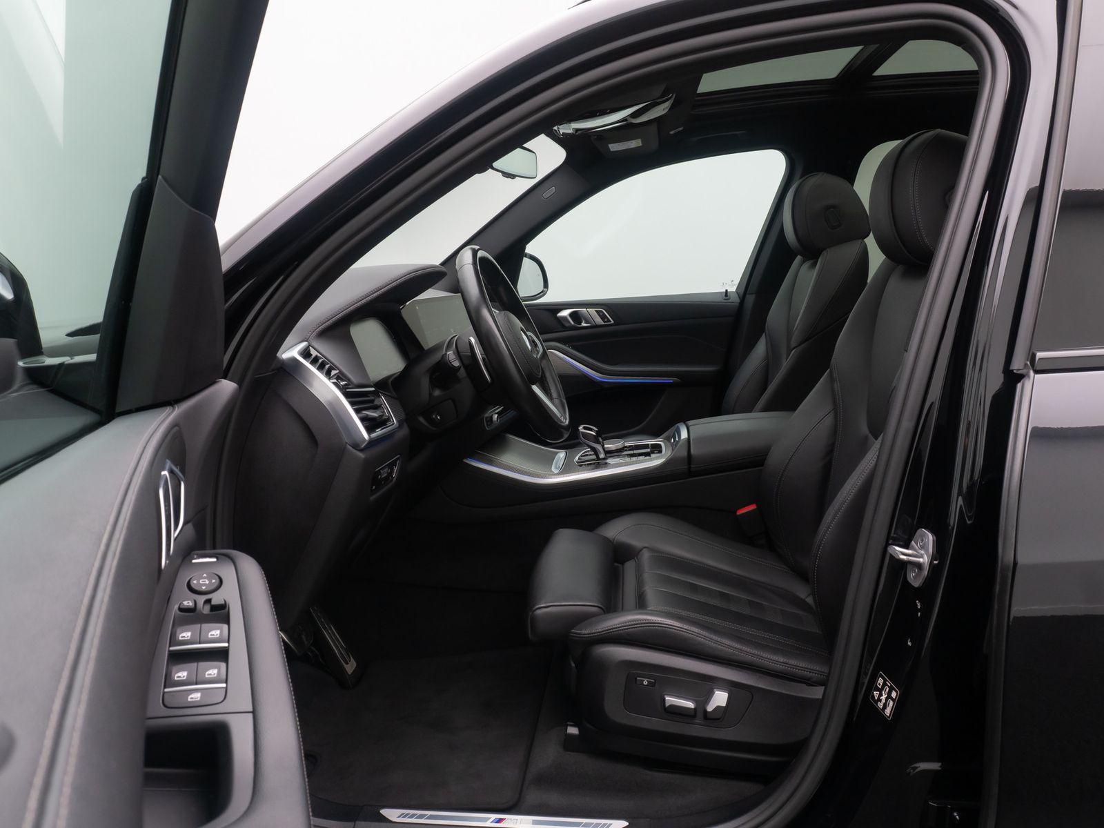Fahrzeugabbildung BMW X5 xD40d M Sport Laser HUD DAB AHK Panorama Komf