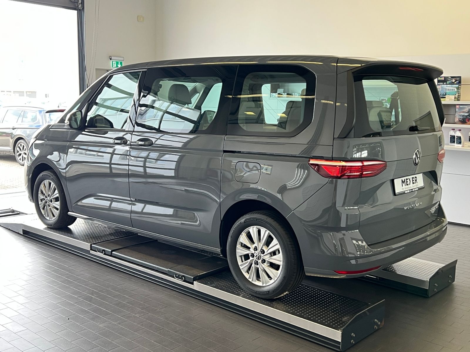 Fahrzeugabbildung Volkswagen Multivan T7 Life 1.5 TSI eHybrid 4MOTION DSG *AH