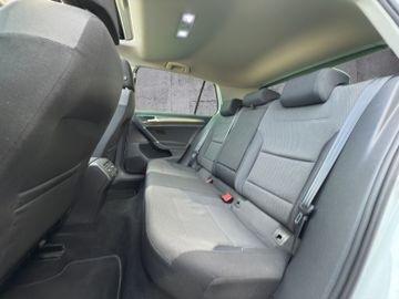 Volkswagen Golf VII Lim. 1.6 TDI DSG*PANO*XENON*PARKPILOT