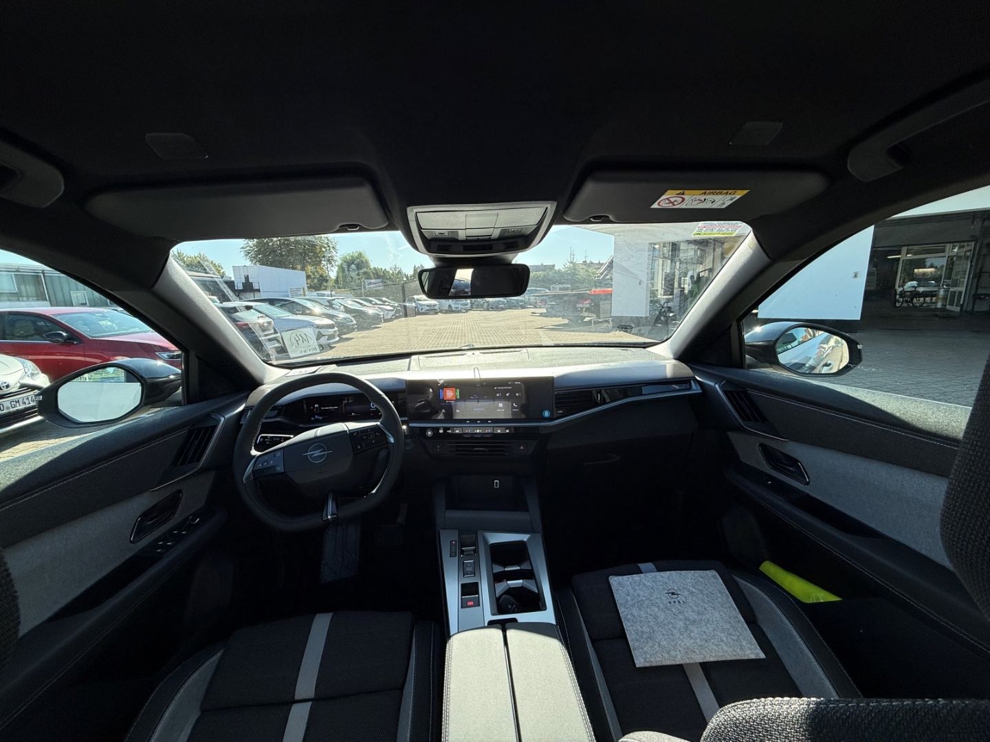 Fahrzeugabbildung Opel Grandland 1.6 Plug-in-Hybrid mit AHK+Allwetter