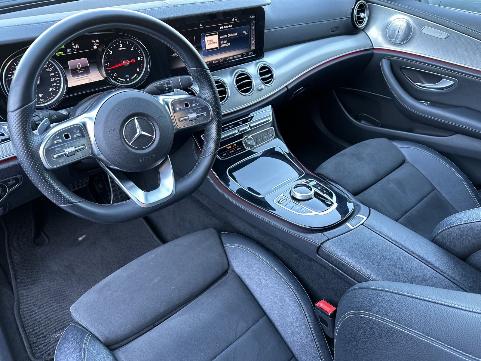Fahrzeugabbildung Mercedes-Benz E 300de T AMG-Line NAV+LED+360°+BURMESTER+HEADUP