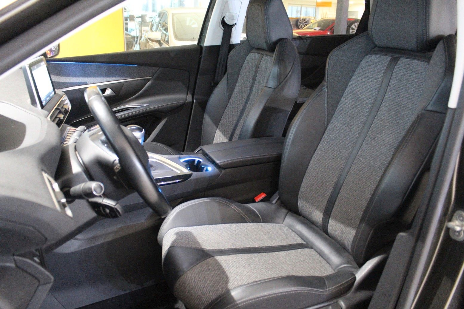Fahrzeugabbildung Peugeot 5008 Allure 1.2T NAVI/PDC/T-LEDER/TEMPOMAT