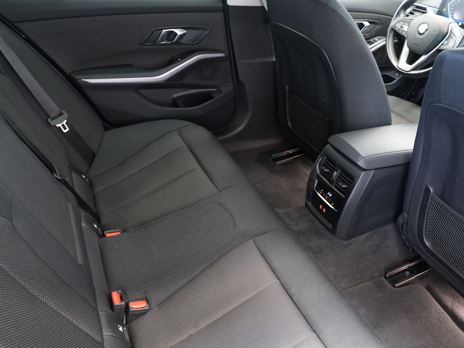 Fahrzeugabbildung BMW 320 d xDrive Touring LCI/CURVED/AHK