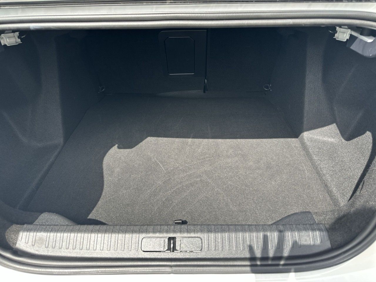 Fahrzeugabbildung Citroën ë-C4 X Shine-1Hnd-Navi-Schiebedach* - mit KI generiert/bearbeitet