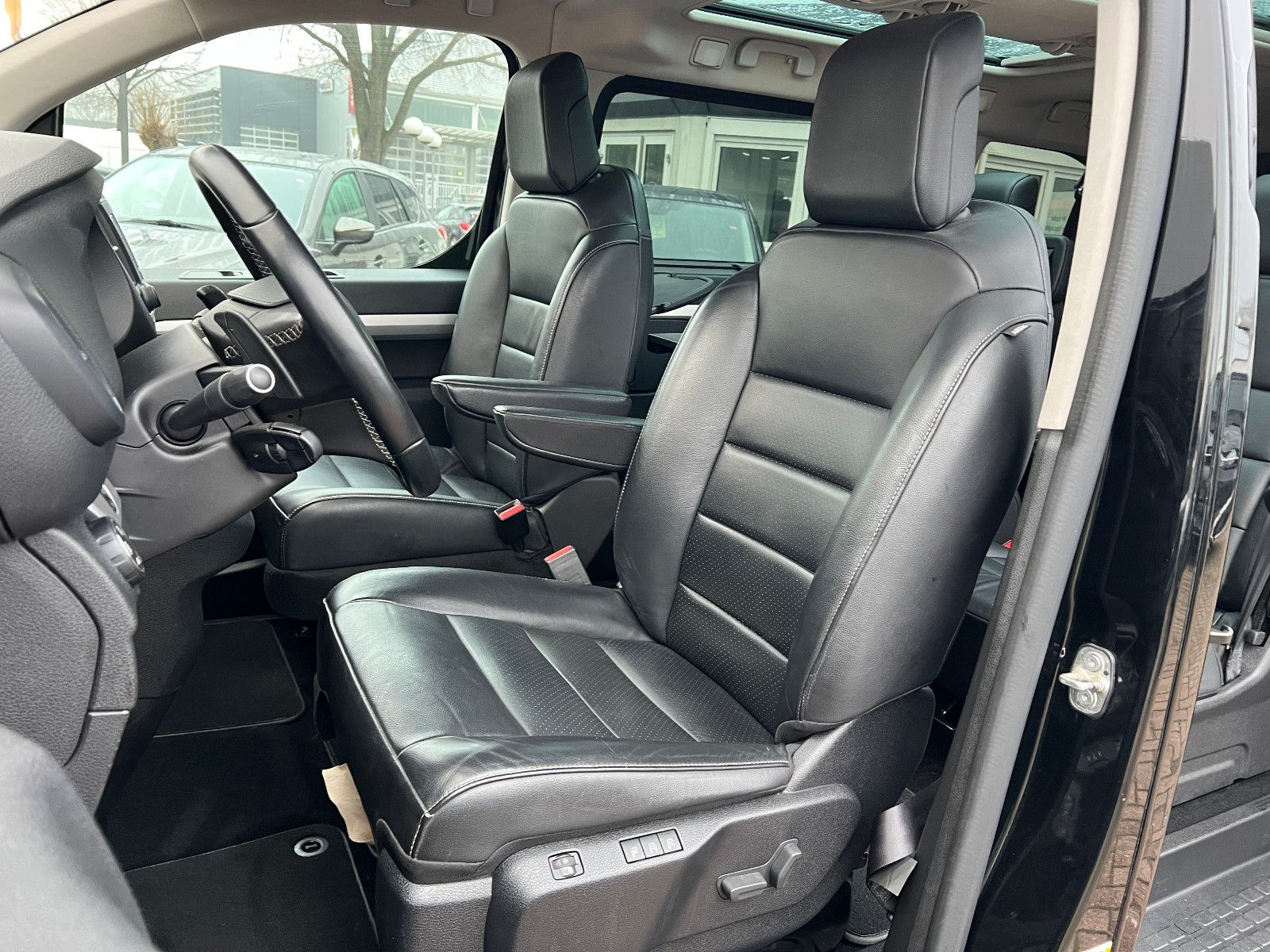 Fahrzeugabbildung Peugeot Traveller Business VIP L2 7-SITZER ABSOLUT VOLL
