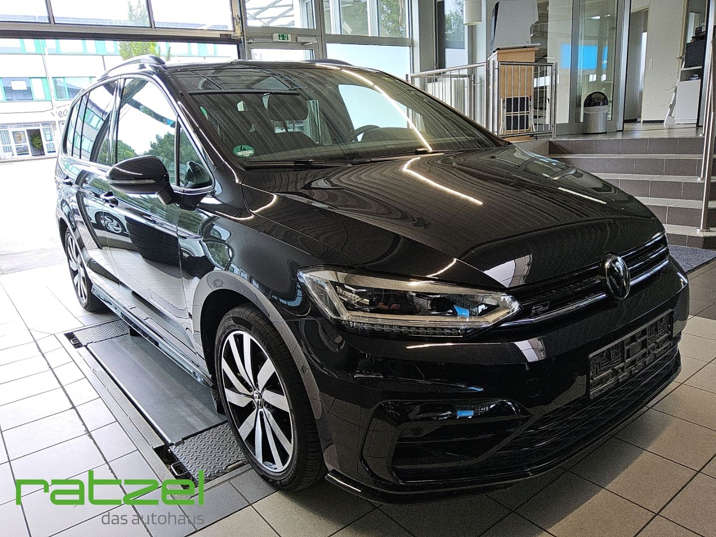 Fahrzeugabbildung Volkswagen Touran Highline 1.5 TSI DSG R-Line Navi LED AHK