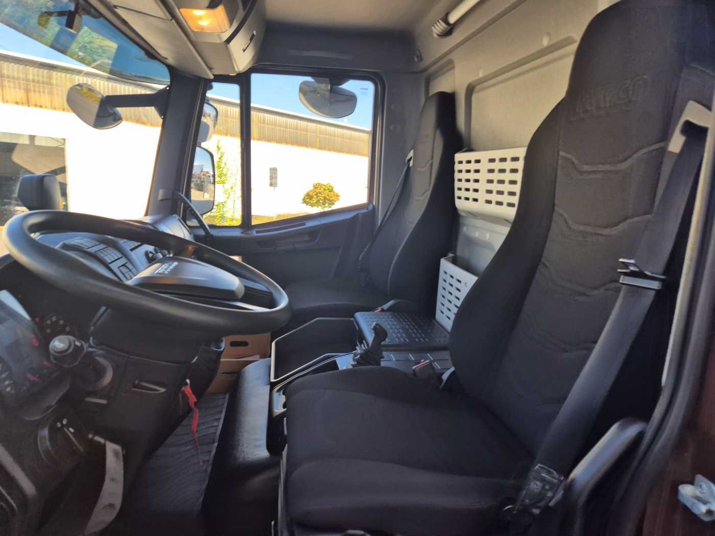 Fahrzeugabbildung Iveco Eurocargo ML140E25/P Maschinentransporter Winde