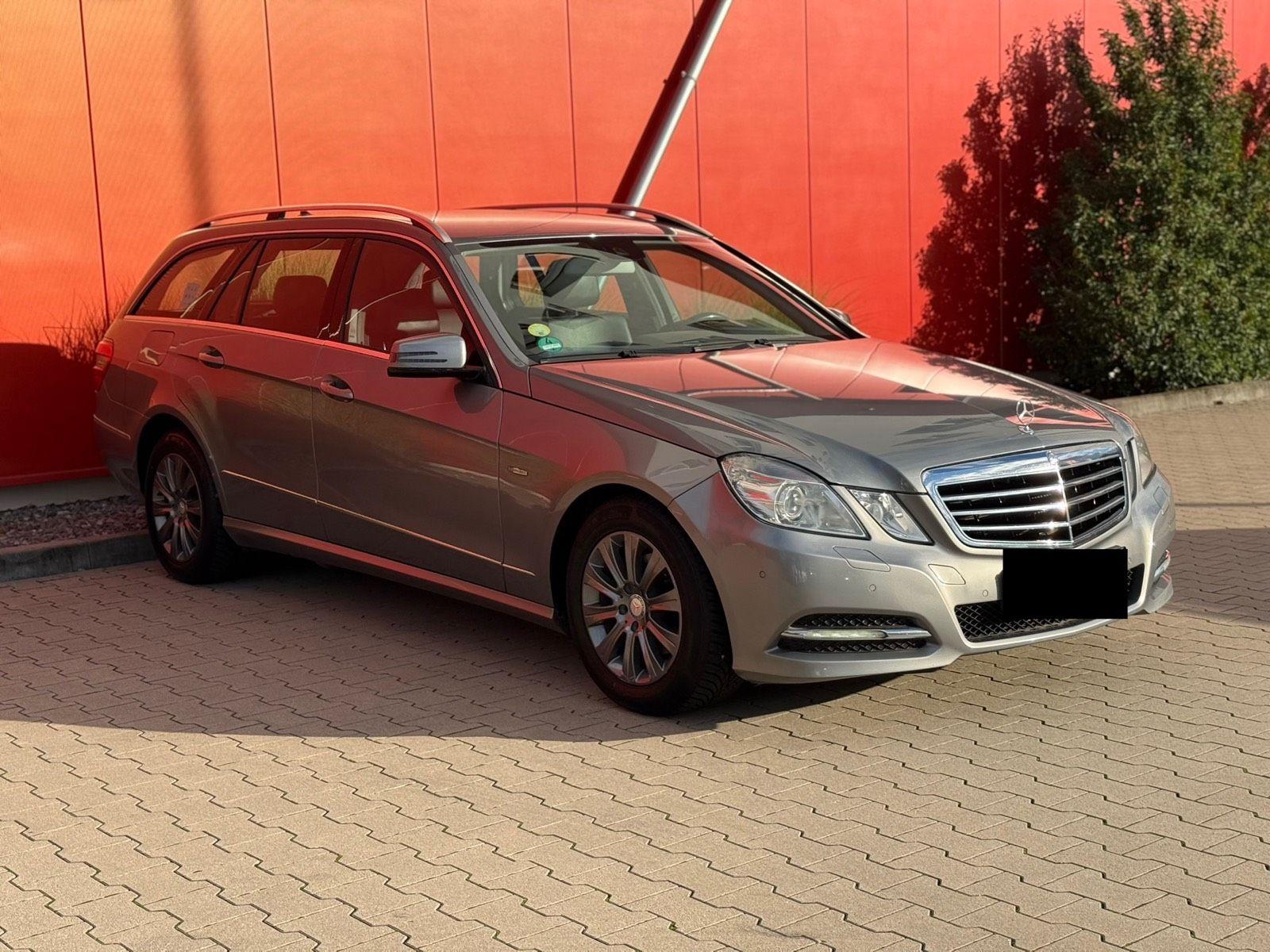 Mercedes-Benz E220 2011 — rear view