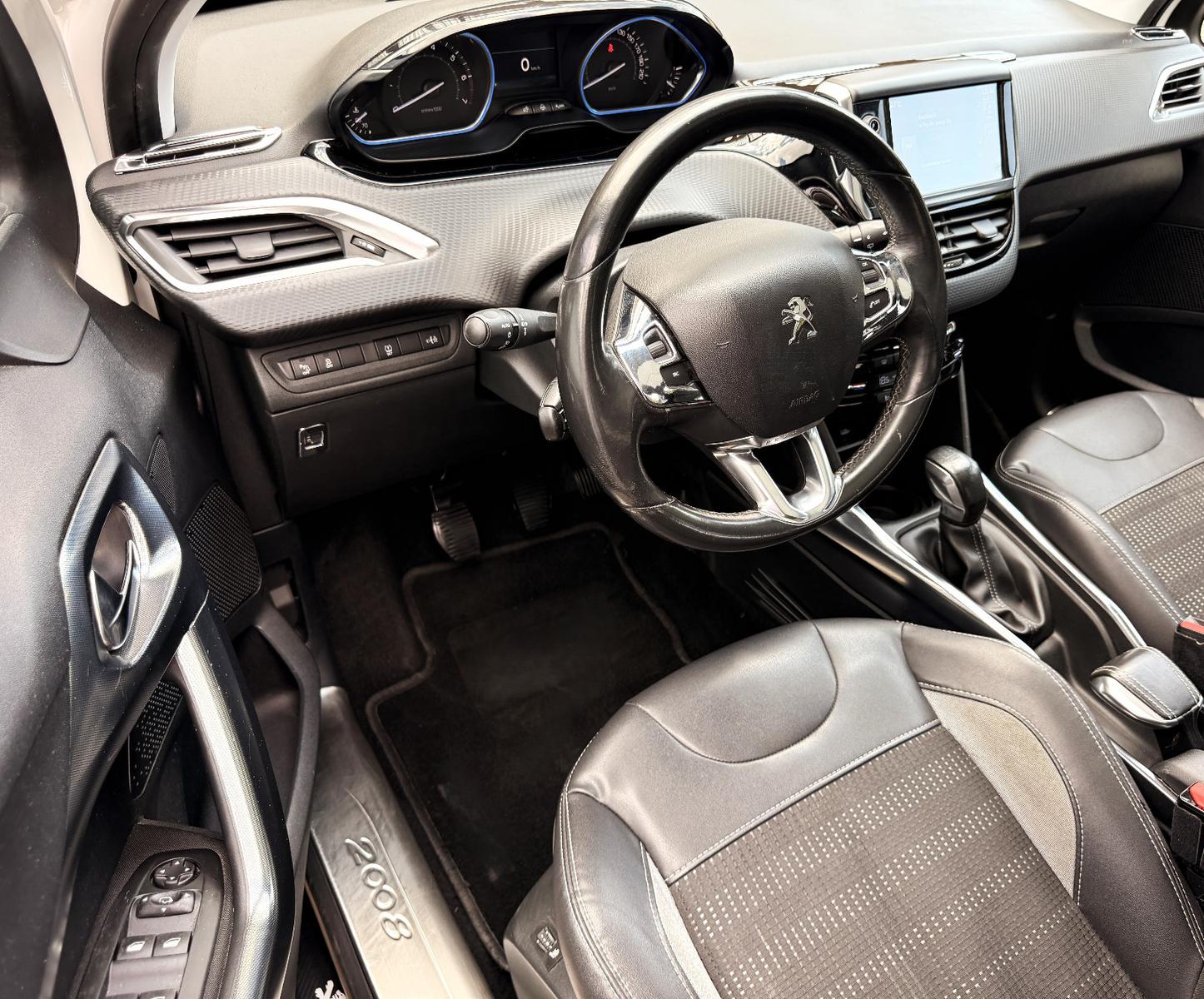 Peugeot 2008 Allure Klimaautomatik, Navi, Panoramadach