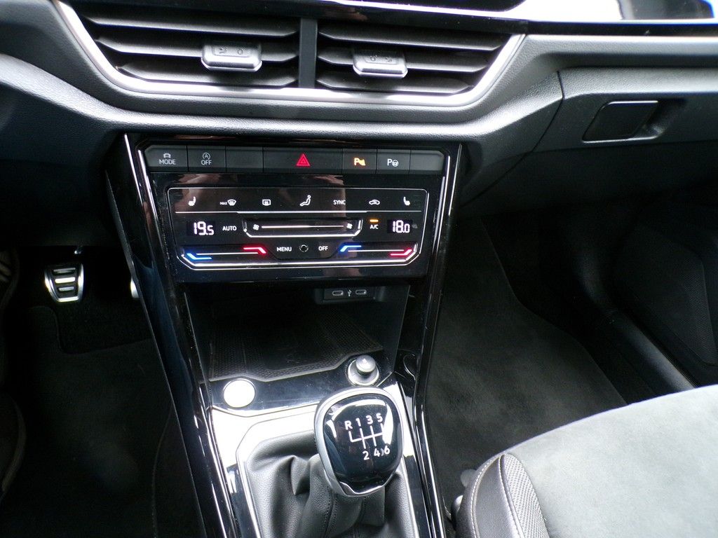 Fahrzeugabbildung Volkswagen T-Roc  2.0 TDI R-Line *LED*AHK*R-Line*APP-Connec