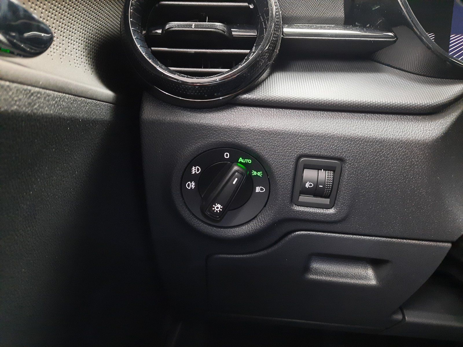 Fahrzeugabbildung SKODA Fabia Essence TSI *LED*PDC*Sitzhzg*APP*DAB*VZE*