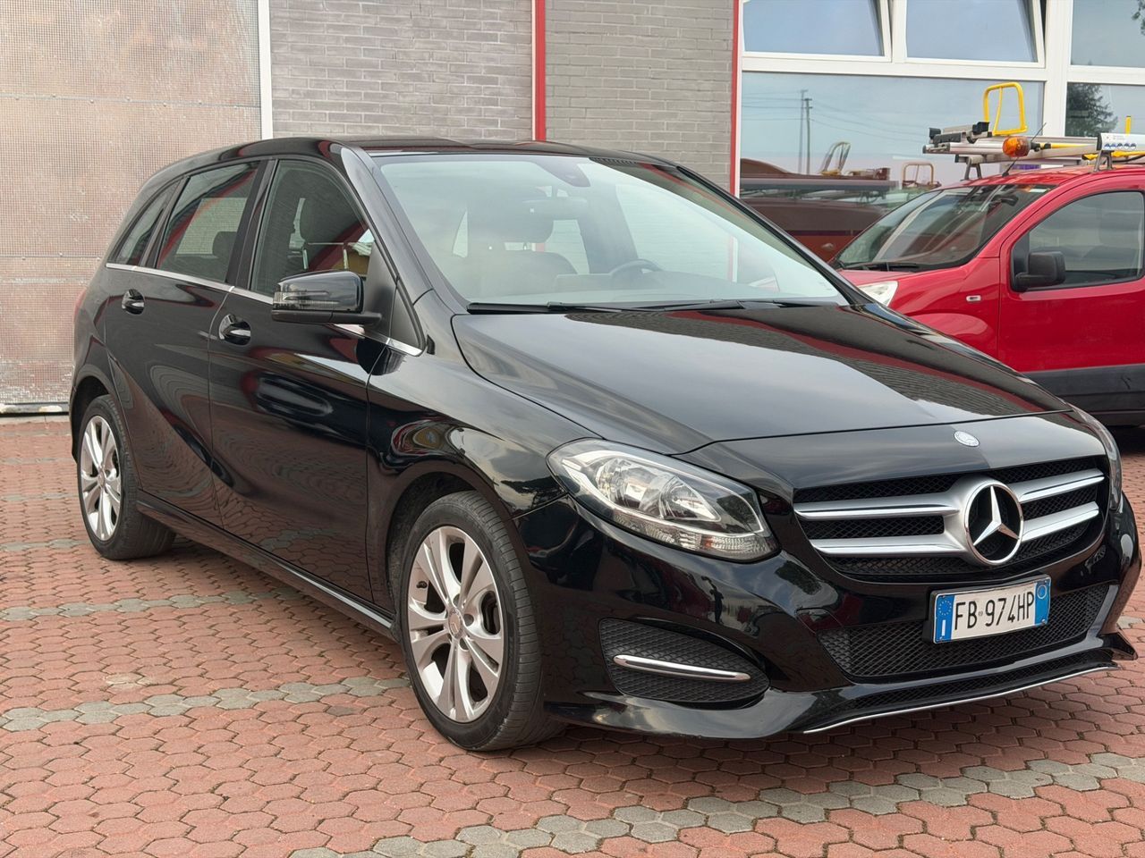 MERCEDES-BENZ B 180
