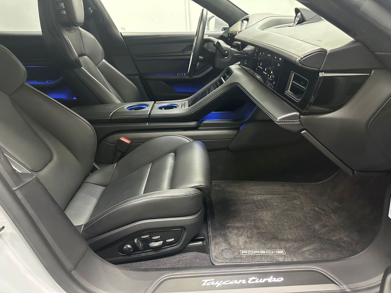 Fahrzeugabbildung Porsche Taycan Turbo *VOLL*KERAMIC*PANORAMA*