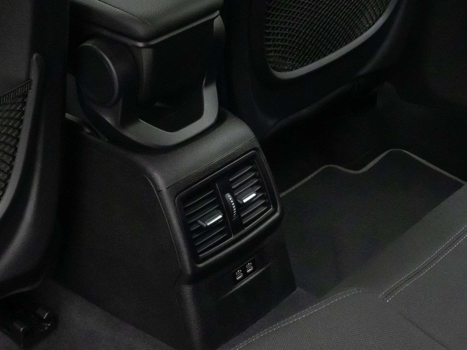 Fahrzeugabbildung BMW X2 sD18i GeschwindigReg DAB ParkAs Sportsitz 18"