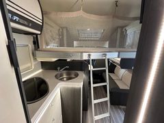 Fahrzeugabbildung Roller Team Kronos 295 TL Hub-Bett SAT TV 5 Schlafplätze