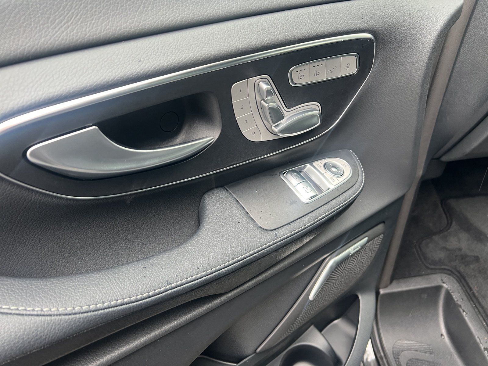 Fahrzeugabbildung Mercedes-Benz V 300 d 4MATIC PanoDach AMG-Paket BurmesterSound