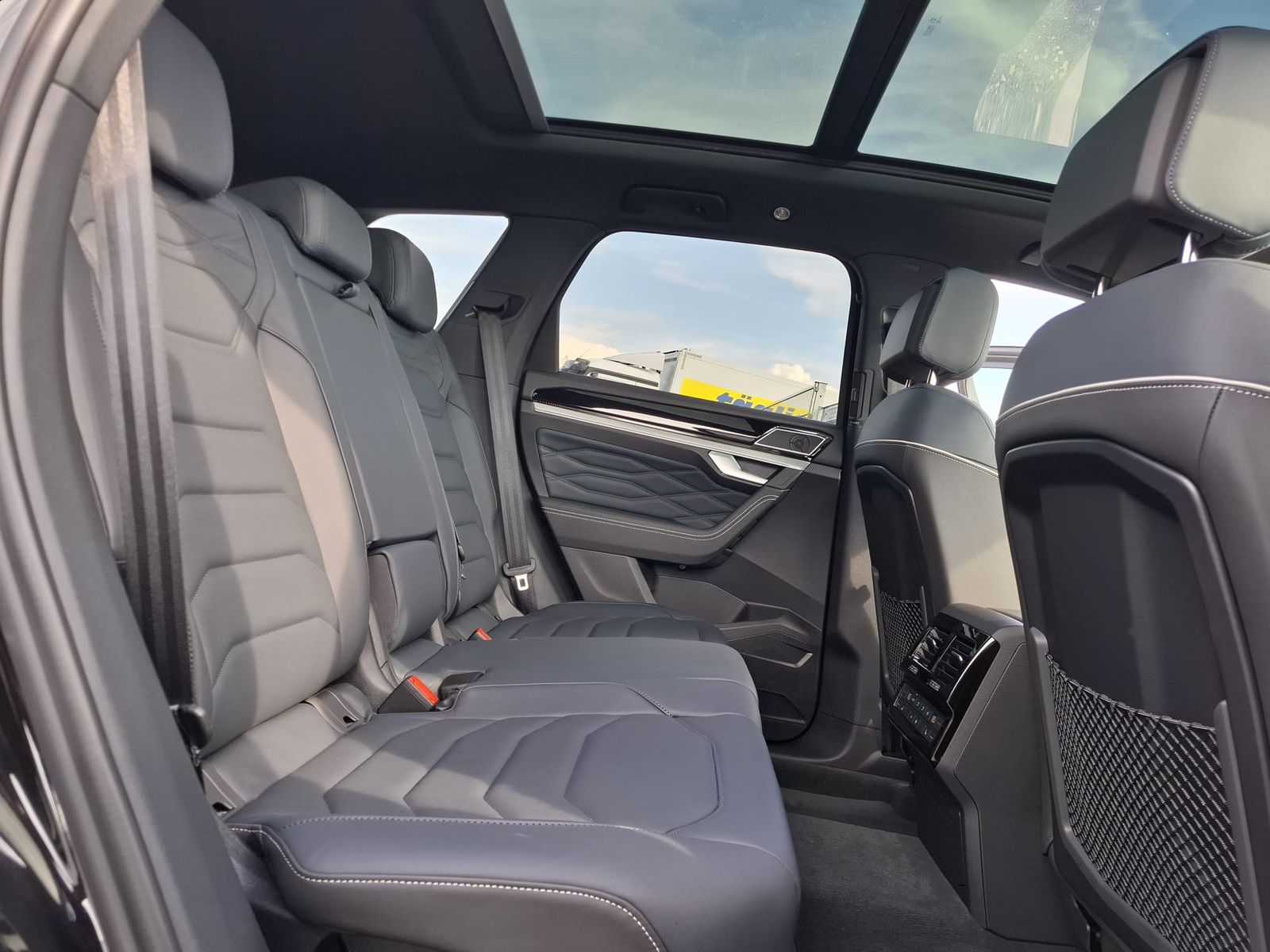 Imagen del vehículo: Volkswagen Touareg 3.0 TDI 4M R-Line VOLL Black 22" UPE 114T