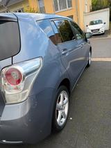 Toyota Verso 2.0l D-4D - - blaue Toyota Verso