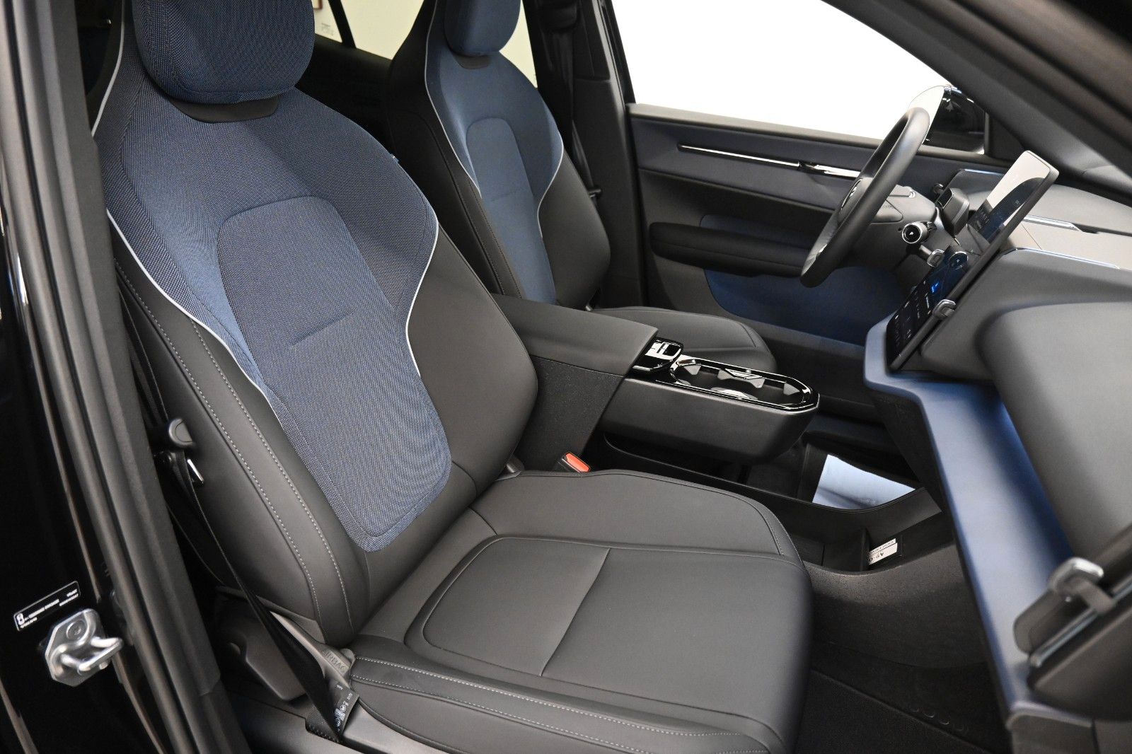 Fahrzeugabbildung Volvo EX30 Single Motor Extended Range Plus ACC