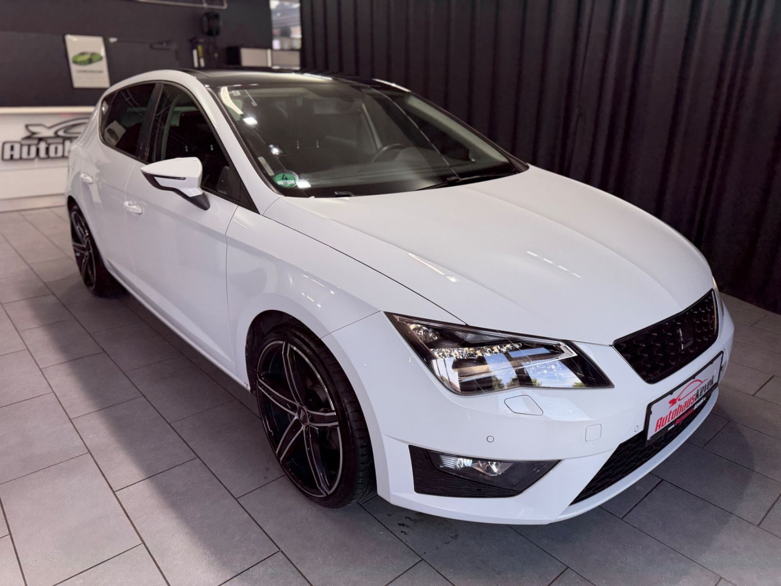 Fahrzeugabbildung SEAT Leon FR|NAVI|LED|PANORAMA|PDC|TÜV 03/28