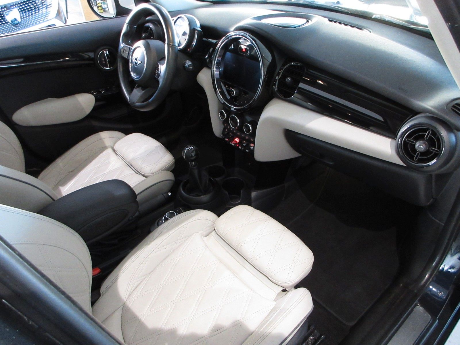 Fahrzeugabbildung MINI Mini Cooper Classic Trim LED/NAVI/SHZ/PANO/LEDER