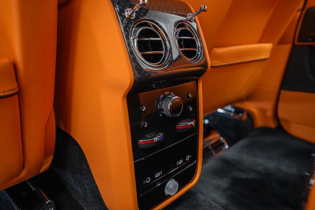 Cullinan BLACK BADGE 2026 BLACK/ORANGE 4 SEATS - Bild 21