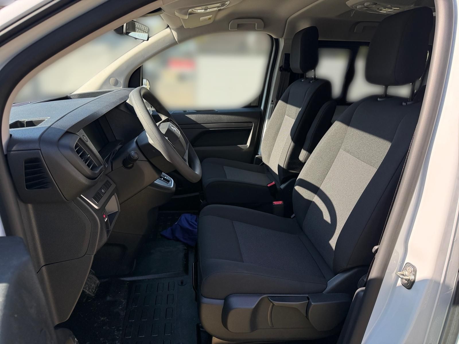 Fahrzeugabbildung Opel Vivaro Kombi XL 2.2 AT8