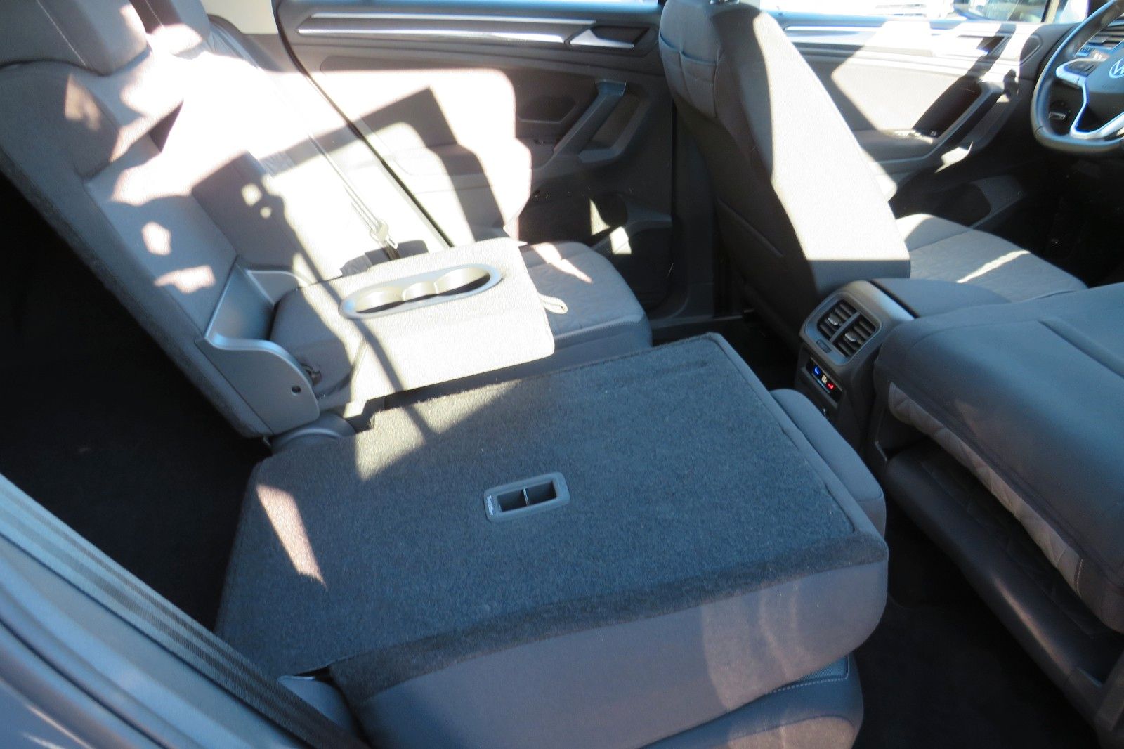 Fahrzeugabbildung Volkswagen Tiguan Life TDI DSG AHK NAVI KAMERA LED ACC GJ