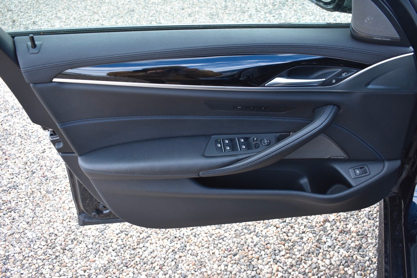 Fahrzeugabbildung BMW M550i Limo xDrive Night Vision HUD 360°  1 Hand