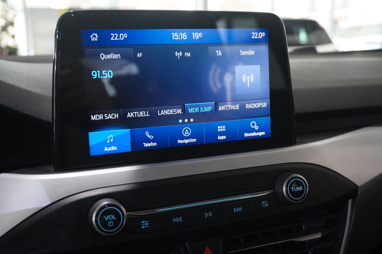 Fahrzeugabbildung Ford Focus Lim. 1.0 COOL & CONN. NAVI/LED/SPORT/SHZ