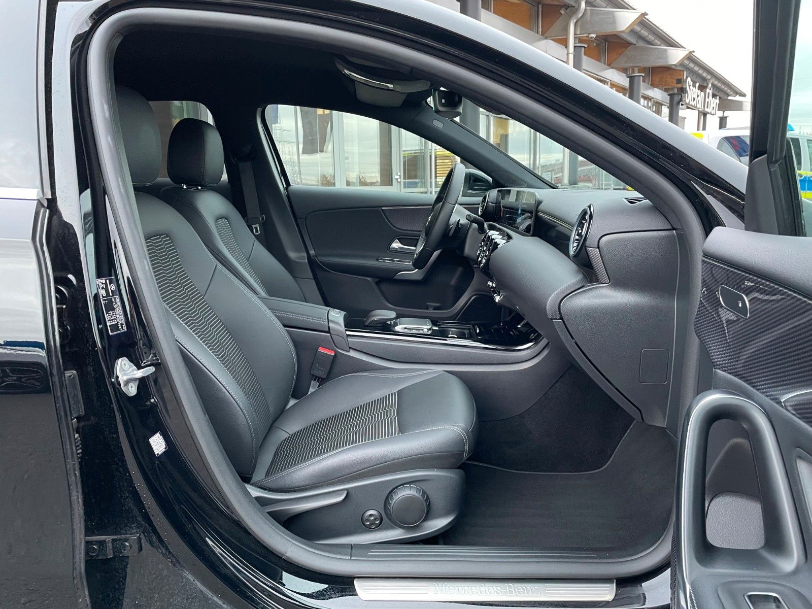 Fahrzeugabbildung Mercedes-Benz A 200 d Progressive AHK+MBUX+R-Kamera+Distr