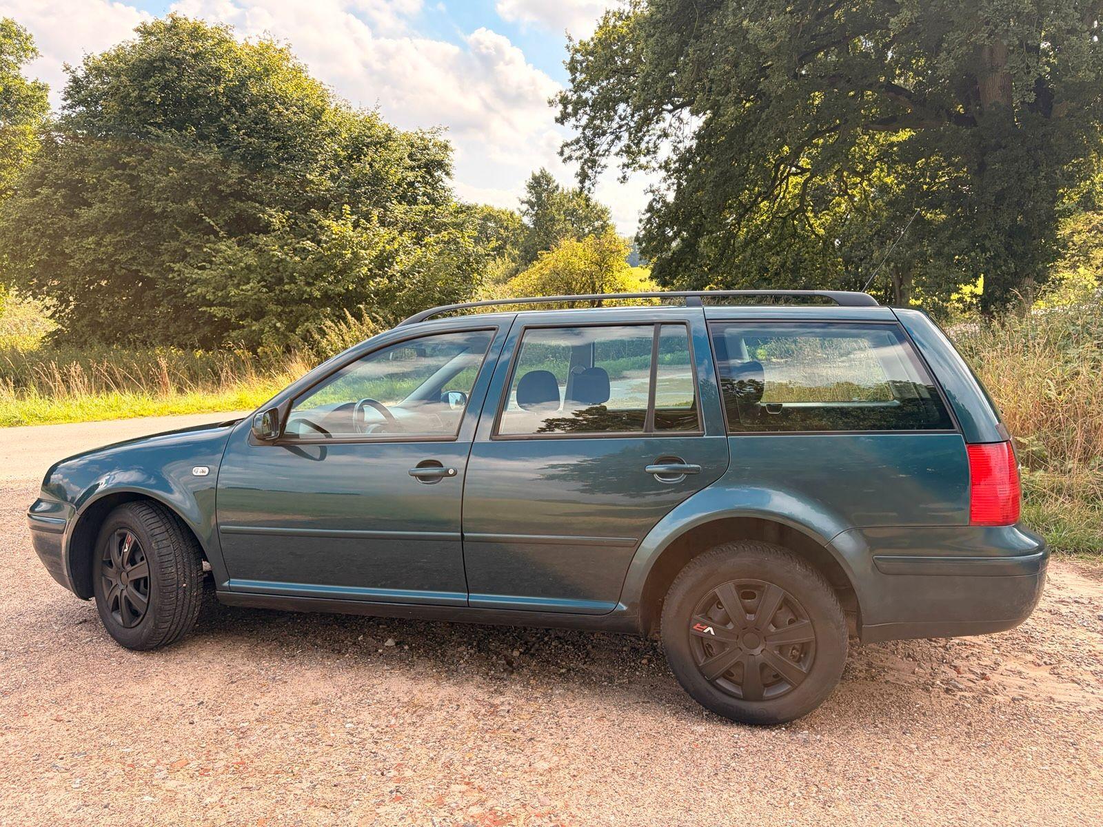 Volkswagen Golf 2004 — rear view