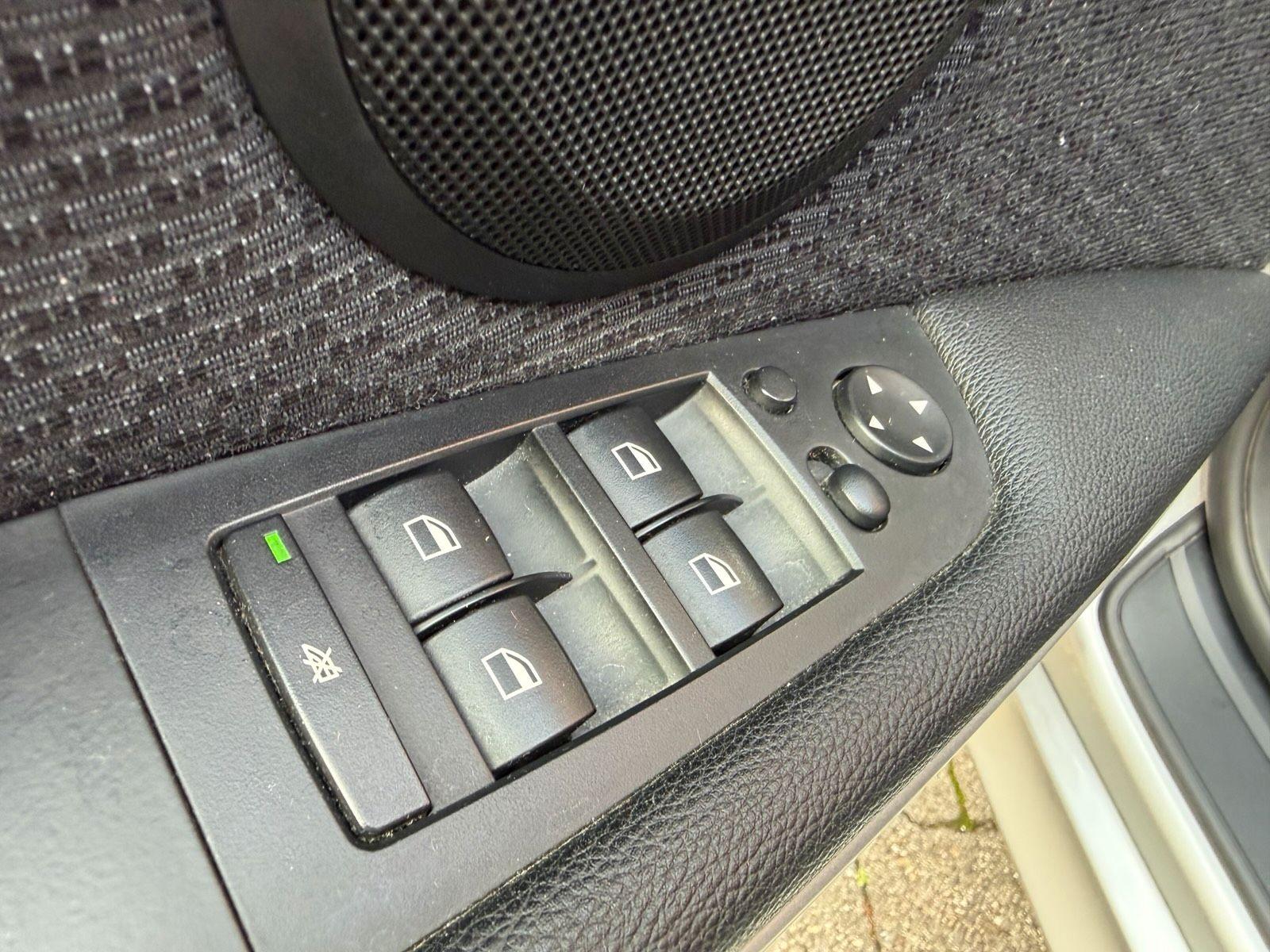 BMW 318 2010 — photo 12
