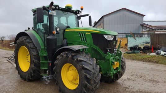 John Deere 6215R 