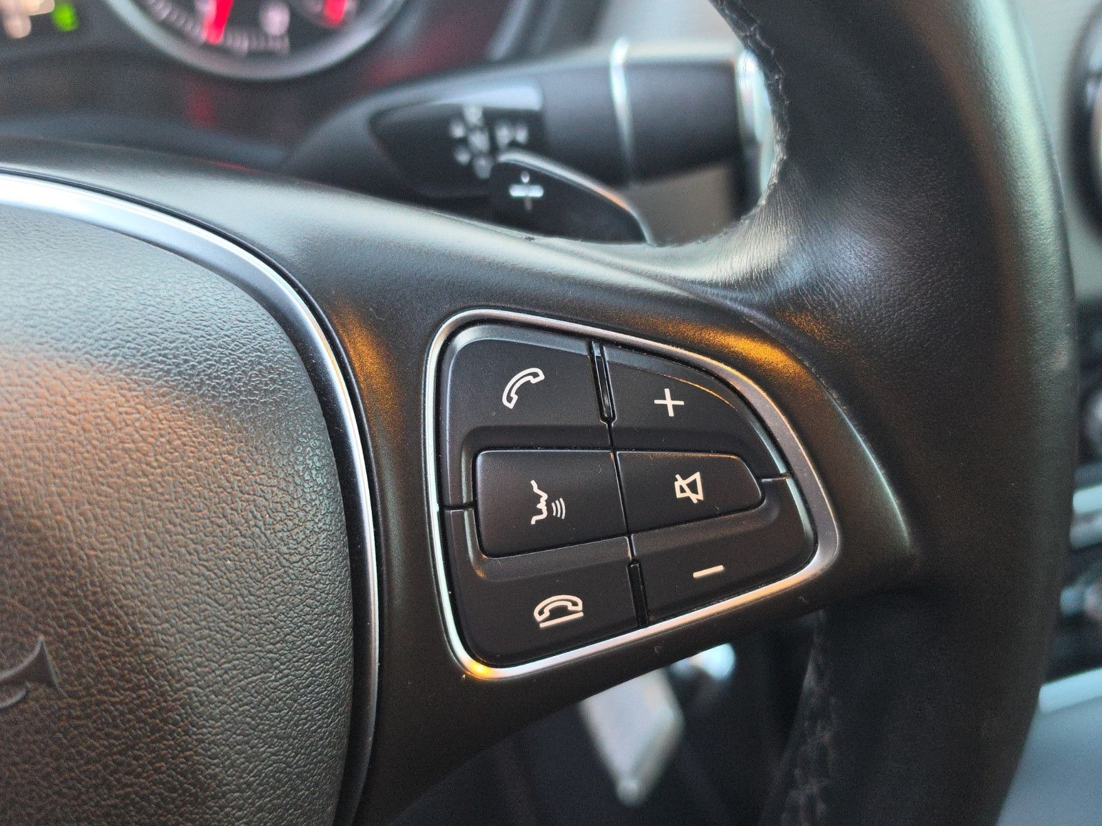 Fahrzeugabbildung Mercedes-Benz B 180 AUTOMATIK KAMERA TEMPOMAT SITZHEIZUNG NAVI