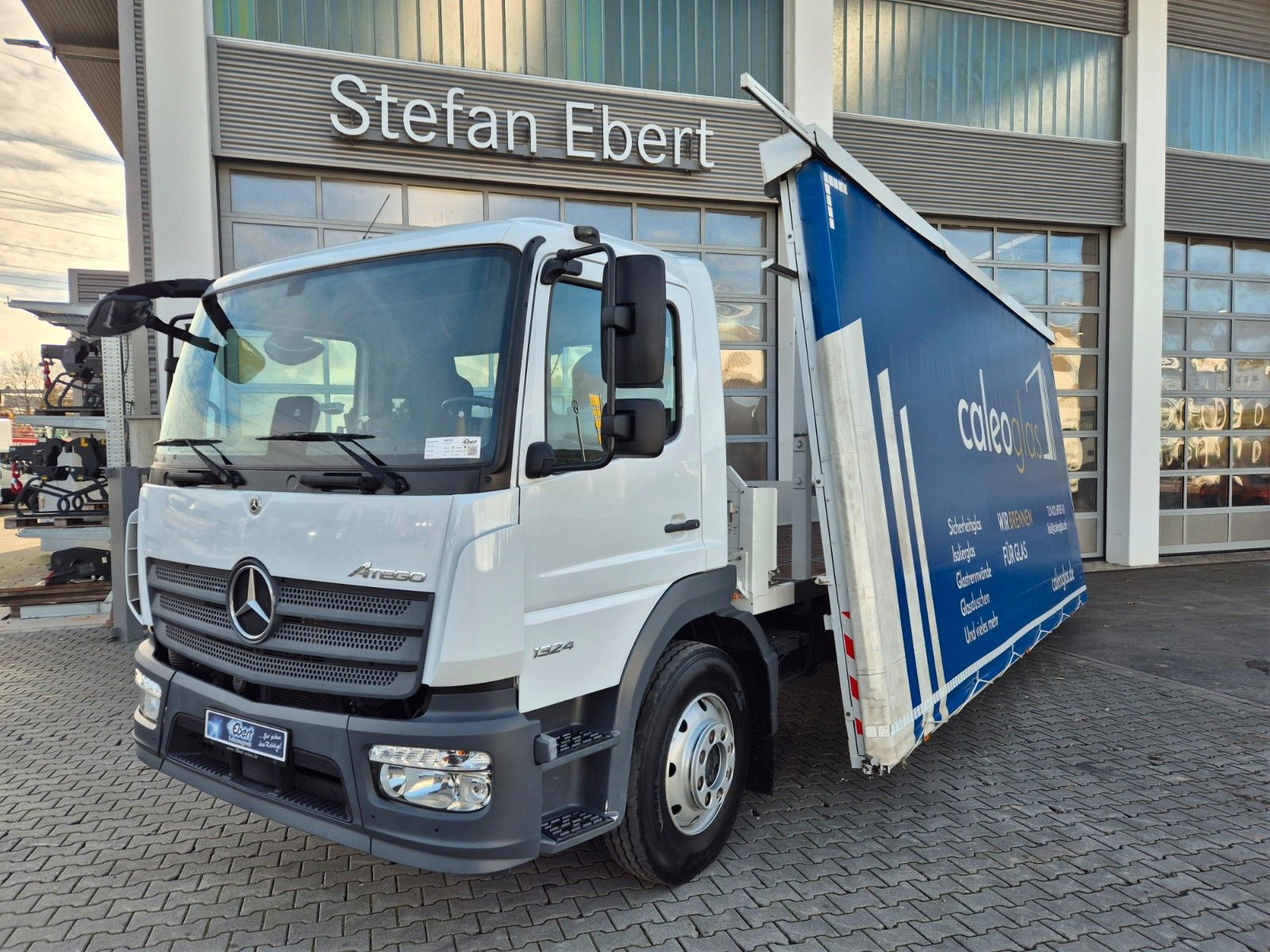 Fahrzeugabbildung Mercedes-Benz Atego 1324 L Glaswand Heckkran PK10002 SH Funk